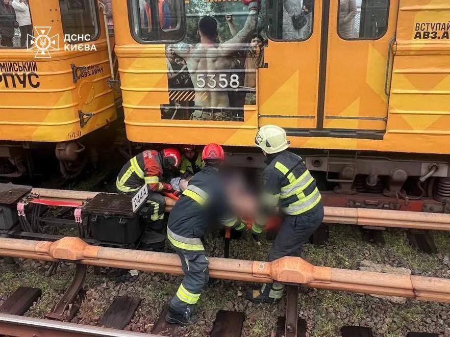 In Kyiv, rescuers retrieved a man from under a metro train carriage who had fallen onto the tracks. Details and photos dqxikeidqxitkant