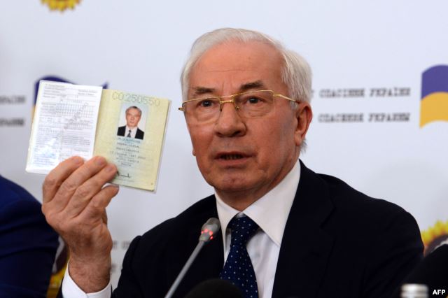 Николай Азаров показывает украинский паспорт во время пресс-конеференции на которой он сообщил о создании «Комитета спасения Украины». Москва, август 2015 года dqxikeidqxiqqeant