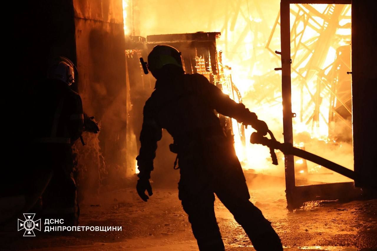 Large-scale fire: SES showed the consequences of the enemy attack on Dnipro dqxikeidqxitkant