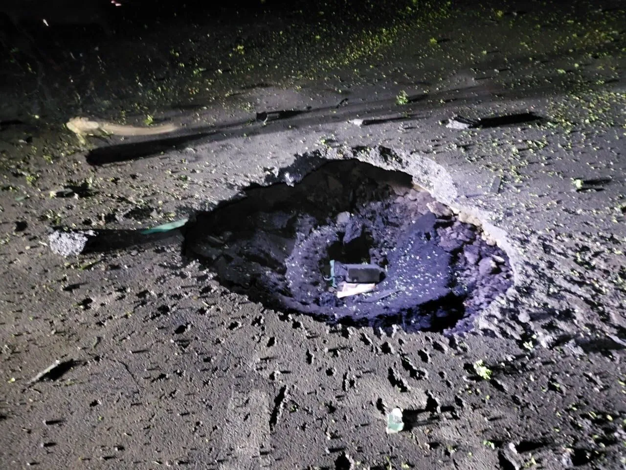 Війська РФ ударили по центральній площі Новгород-Сіверського: фото з місця