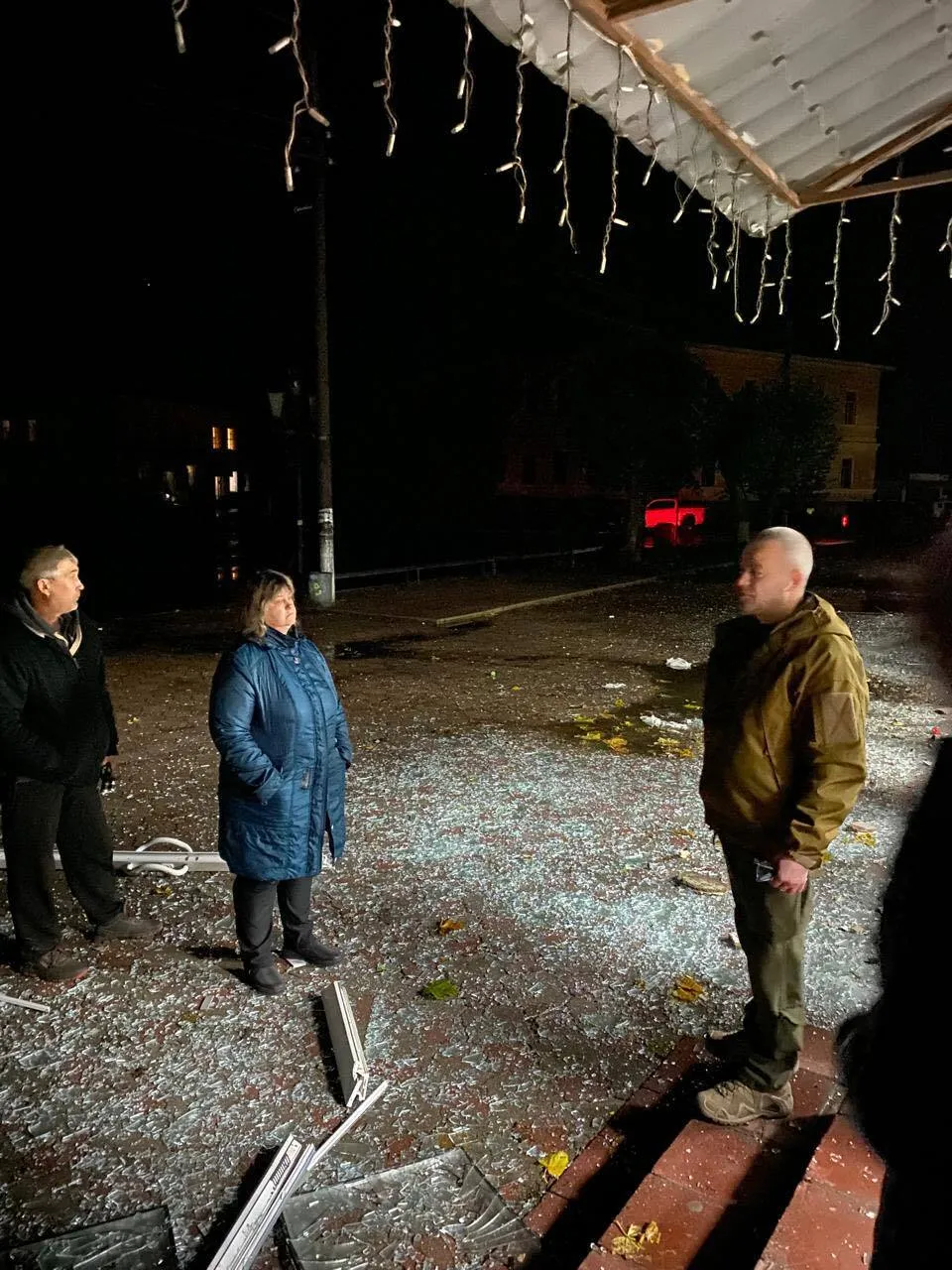 Війська РФ ударили по центральній площі Новгород-Сіверського: фото з місця