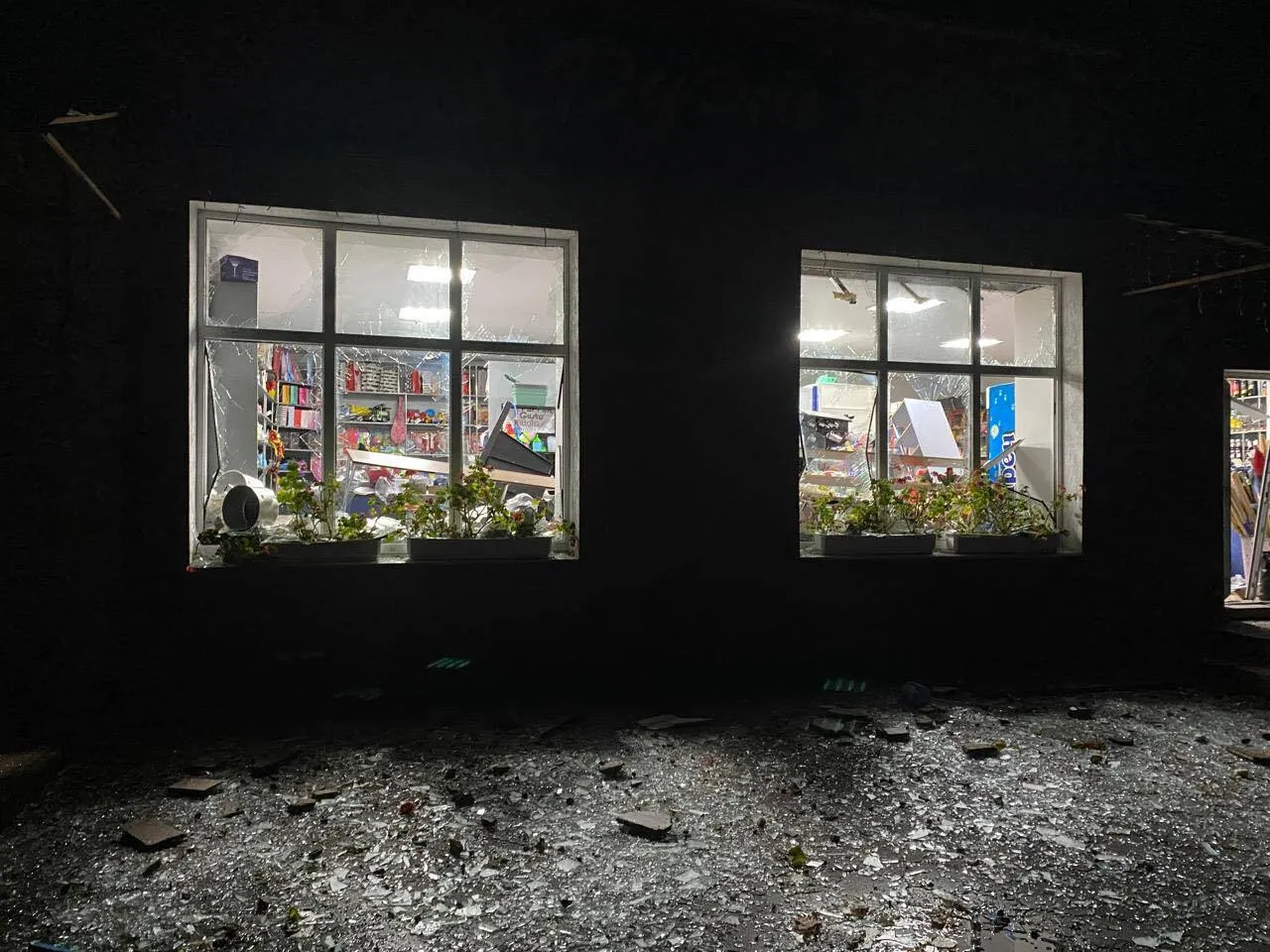 Війська РФ ударили по центральній площі Новгород-Сіверського: фото з місця