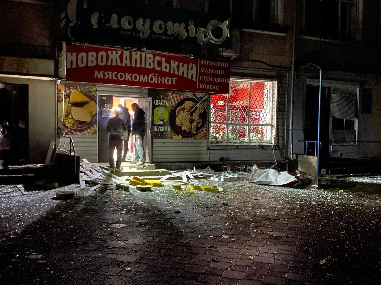 Війська РФ ударили по центральній площі Новгород-Сіверського: фото з місця