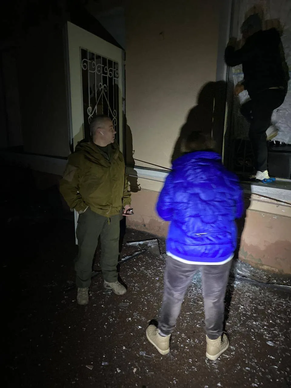 Війська РФ ударили по центральній площі Новгород-Сіверського: фото з місця