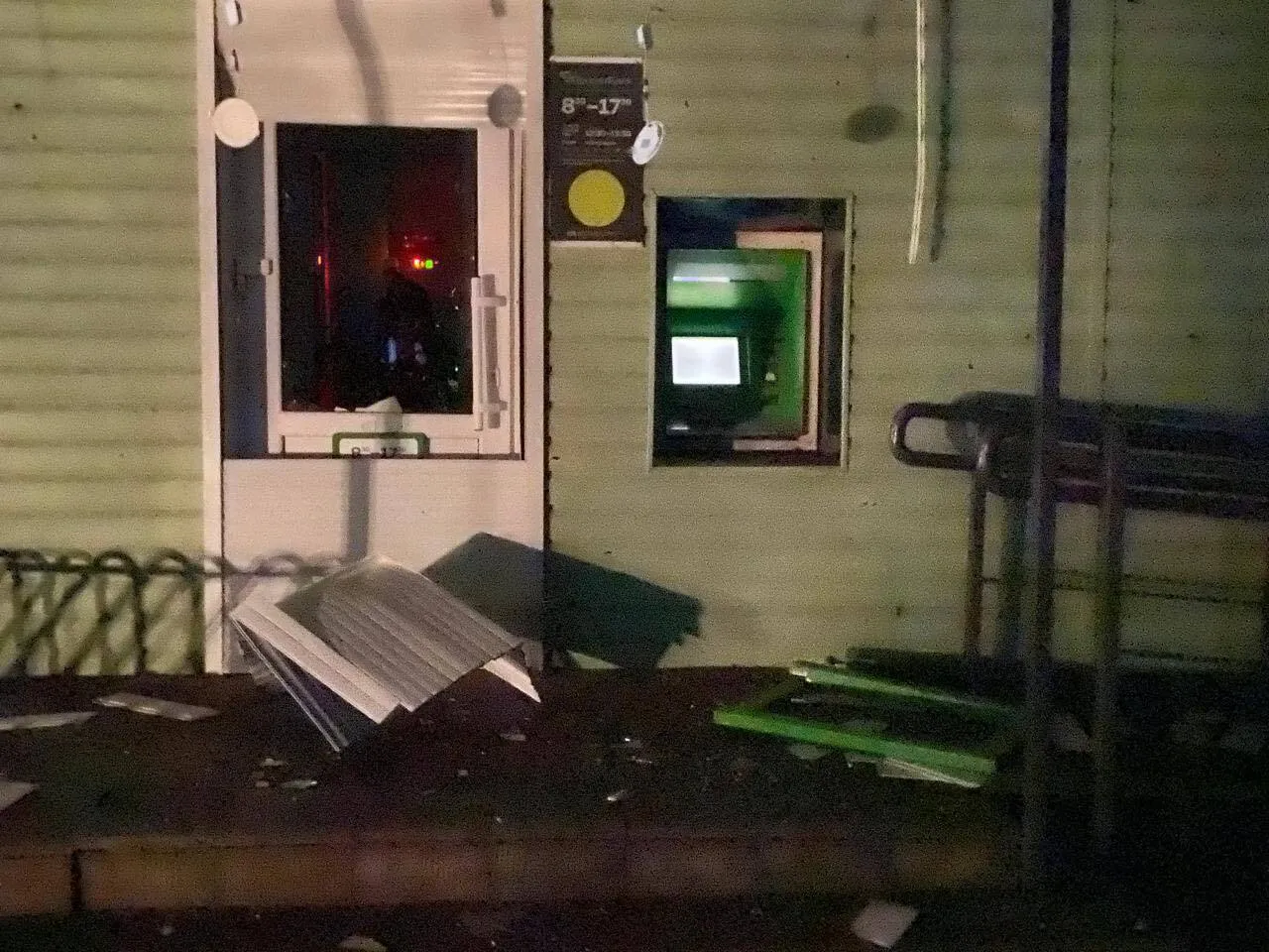 Війська РФ ударили по центральній площі Новгород-Сіверського: фото з місця