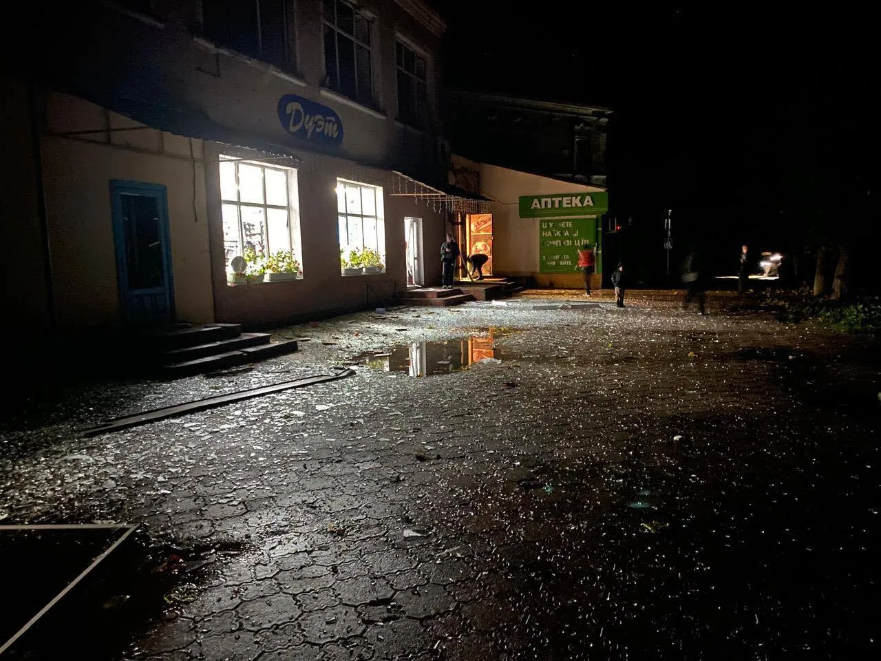 Війська РФ ударили по центральній площі Новгород-Сіверського: фото з місця