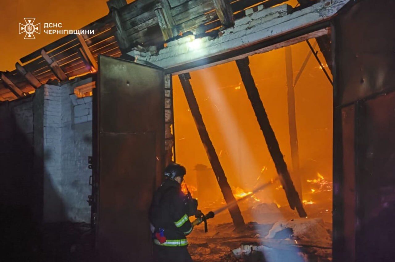 Війська РФ ударили по центральній площі Новгород-Сіверського: фото з місця