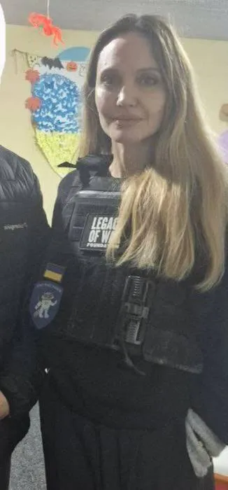 Анджеліну Джолі помітили поблизу фронту: яке місто вона таємно відвідала. Фото dqxikeidqxitkant