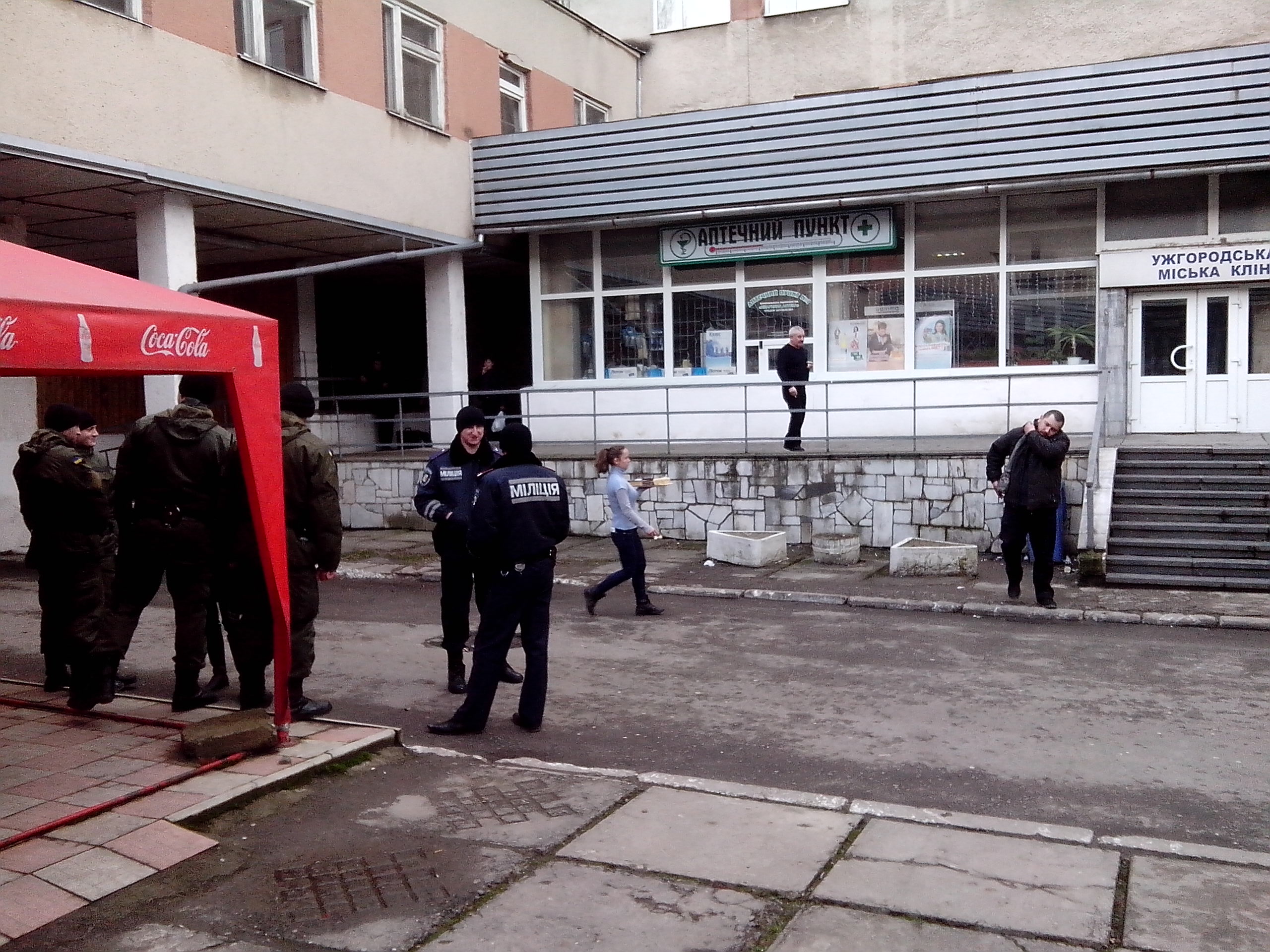 Силовики у больницы Закарпатье