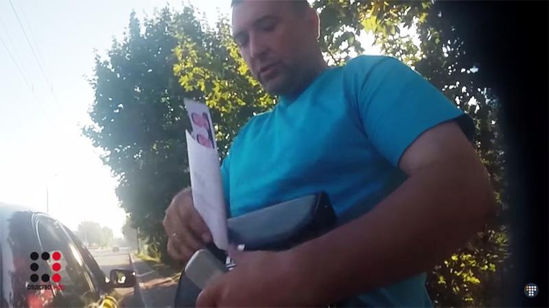 Журналісти заплатили Василю Комару 3 500 гривень за те, що він посприяє у виготовленні прав. Фото «Четвертої влади»