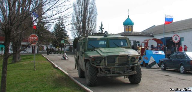 Российский «Тигр» у КПП бригады (июнь 2014)