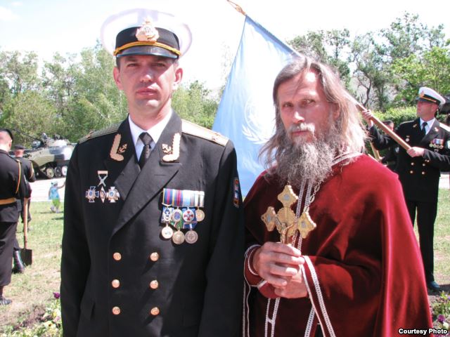 Заместитель командира бригады подполковник Валерий Бойко и настоятель гарнизонного храма Киевского патриархата о.Иван (июнь 2010 года)