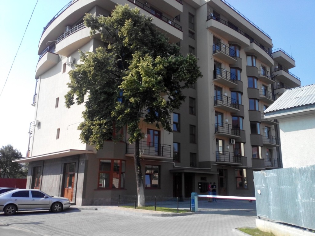 Замість сараїв у дворі оперативно звели багатоповерхівку