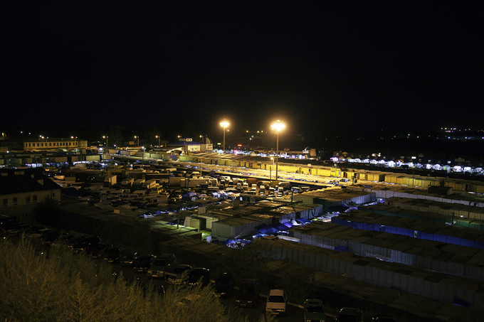 Сім’ї Добрянського і Волошина, Борис Мельничук <br>Компанія: «Промтоварний ринок»  <br>Ключові об’єкти: ринок «Сьомий кілометр» (Одеса)  <br>Загальна орендна площа: 370 000 кв. м <br>Співзасновниками знаменитого одеського ринку «Сьомий кілометр» були Віктор Добрянський, Валентин Волошин і Борис Мельничук. За президентства Віктора Януковича вони продали свої акції братам Аврамовим, яких називали «наглядачами» від депутата Партії регіонів Юрія Іванющенка. Після Революції гідності колишні власники через суд змогли повернути у власність свої акції. Але Віктор Добрянський до того часу вже помер. Його спадкоємці та сім’ї інших акціонерів почали боротьбу за прибутковий актив. Так, директор ринку «Сьомий кілометр» Василь Мозгальський стверджує, що сьогодні війну проти одеського ринку ведуть дві людини: екс-депутати облради Віктор Чернат-Добрянський та Денис Волошин.