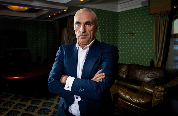 Олександр Ярославський <br>Компанія: DCH  <br>Ключові об’єкти: мережа торговельних центрів «Караван» (Харків, Дніпропетровськ, Київ), готель «Харків Палас» <br>Загальна орендна площа: 165 600 кв. м <br>Торговельними центрами «Караван» управляє компанія CDA Real Estate. Наприкінці 2013 року вона добудувала новий блок ТРЦ «Караван» у Дніпропетровську, що дало змогу збільшити GBA з 13 100 до 97 500 кв. м, а GLA – з 10 800 до 73 500 кв. м. Генеральний директор CDA Real Estate Данило Владов розповідає, що протягом року спостерігалися зміни рівня вакантності в об’єктах. Із початку 2015-го орендарі, як і ринок у цілому, відчули шок від значних валютних коливань, погіршення купівельних настроїв і спад роздрібного товарообігу майже на 25%. Нині, завдяки відносній стабілізації курсу долара, у новий торговельний сезон, який традиційно настає у вересні, мережа «Караван» увійшла з низькою вакантністю: київський ТРЦ – 2%, харківський – 0%, дніпропетровський – 5%. Компанія також розробляє нові проекти комерційної нерухомості.