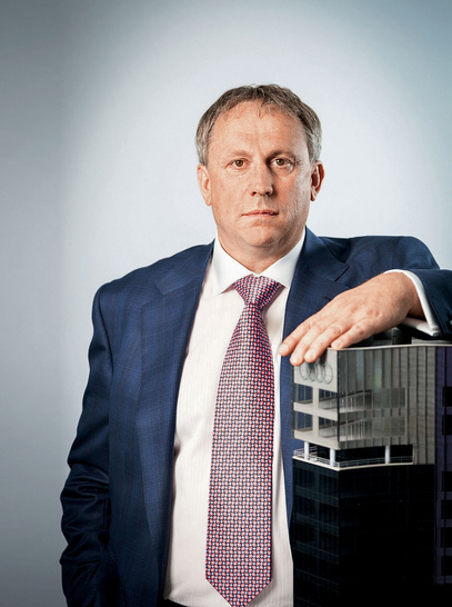 Хіллар Теддер <br>Компанія: Arricano Real Estate plc  <br>Ключові об’єкти: ТРЦ «РайON», «Проспект», «Солнечная Галерея» (Кривий Ріг), City Mall (Запоріжжя), «Южная Галерея» (Сімферополь) <br>Загальна орендна площа: понад 150 500 кв. м <br>2015 року девелопер відстояв своє право побудувати в Одесі торговельно-розважальний комплекс Odessa Mall. Раніше цьому перешкоджала прокуратура області. Після отримання дозвільних документів від міста Arricano планує реалізувати проект за 30 місяців. Орієнтовна дата введення в експлуатацію ТРЦ Odessa Mall – III квартал 2018 року. До розв’язання іншого конфлікту девелопера – із компанією Stockman Interhold SA Андрія Адамовського за ТРЦ Sky Mall – ще далеко. Нагадаємо, сторони звинувачують одна одну в порушенні договору. 22 жовтня 2015 року Високий суд правосуддя в Лондоні став на бік Arricano Real Estate plc. Але реалізувати своє право компанія не може, оскільки у вересні 2014-го її частку в проекті «розмили». Суди тривають. Операційне управління Sky Mall здійснює компанія Адамовського.