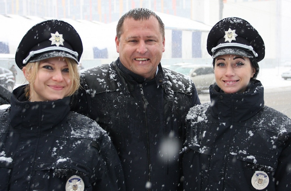 ЧЕРНЫМ ПО БЕЛОМУ: В первый день работы Днепропетровскую патрульную полицию от имени власти поздравил только местный мэр Борис Филатов, остальные не смогли приехать из-за сильного снегопада dqxikeidqxiqqeant