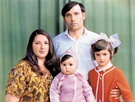 Оксана та Діана Марченко в дитинстві dqxikeidqxiqqeant