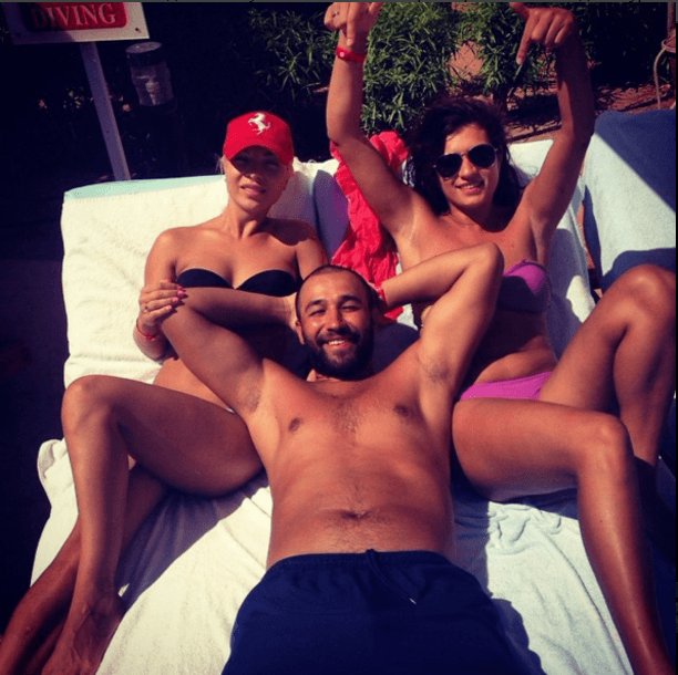 Жена печерского прокурора похвасталась дорогими аксессуарами и заграничным отдыхом
<div class=