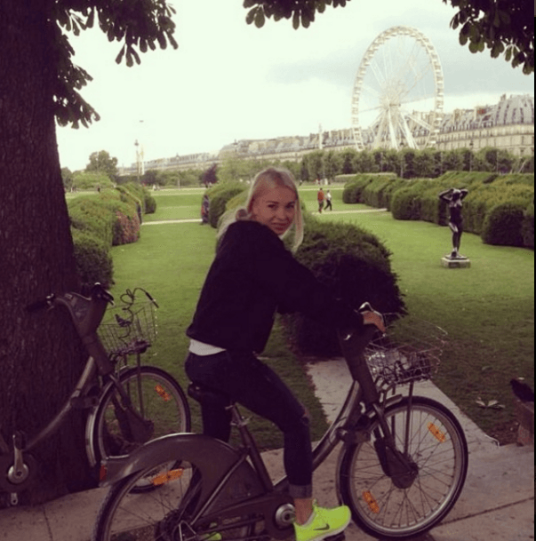 Жена печерского прокурора похвасталась дорогими аксессуарами и заграничным отдыхом
<div class=