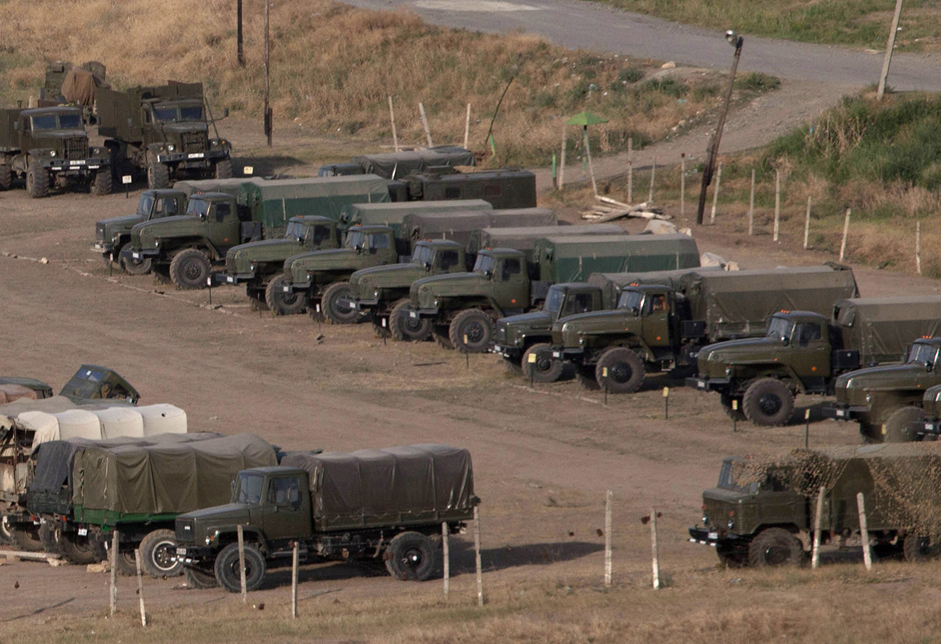 Стоянка военной техники на демаркационной линии со стороны Армении, 2012 год. dqxikeidqxiqqeant