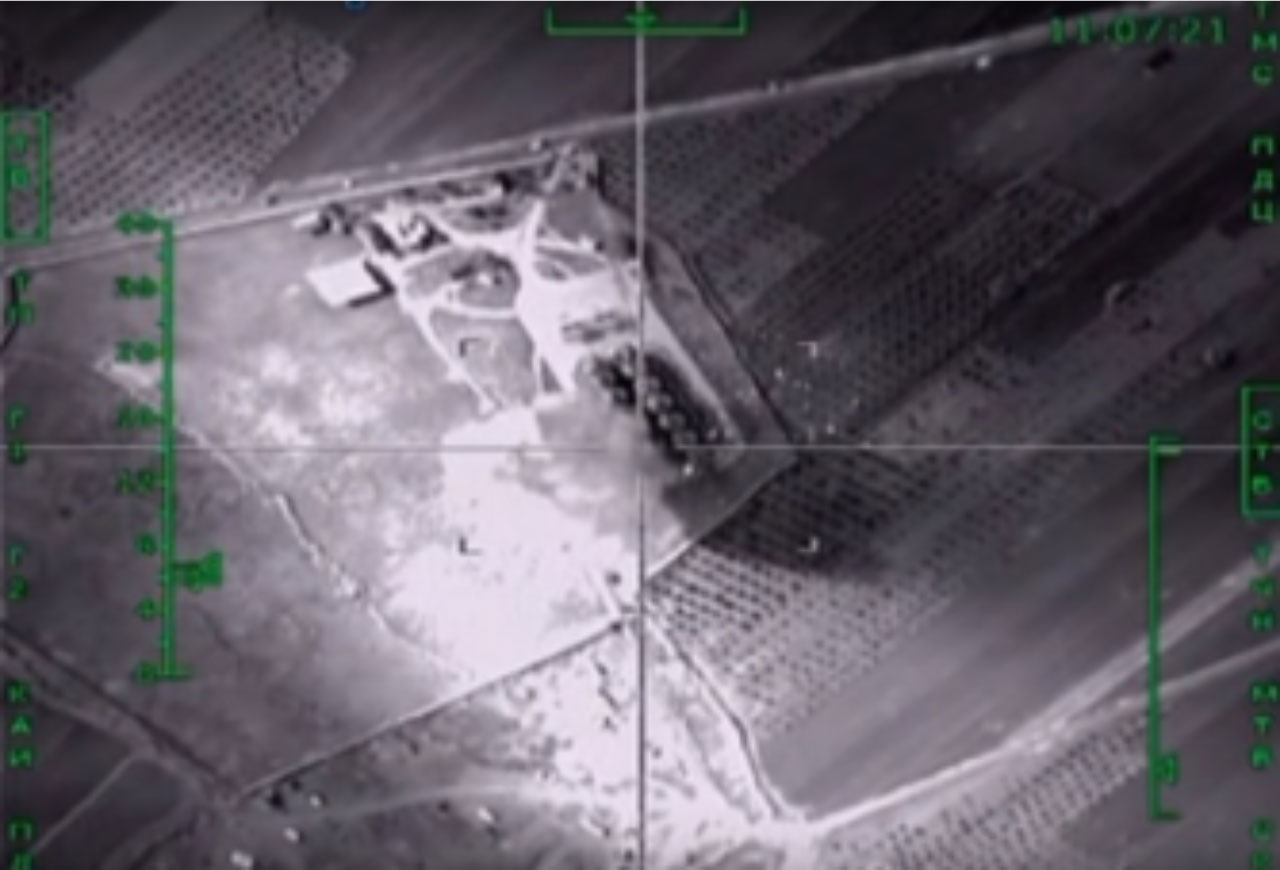 Скриншот из видео российского Министерства обороны, на котором показан авиаудар, предположительно, по нефтехранилищу возле сирийского города Аль-Тавра