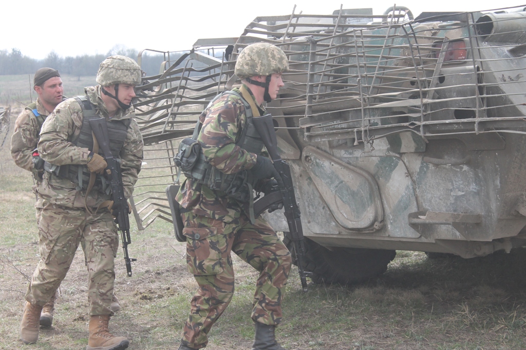 Лейтенанти ВДВ вдосконалюють вишкіл на полігоні Лейтенанти ВДВ вдосконалюють вишкіл на полігоні