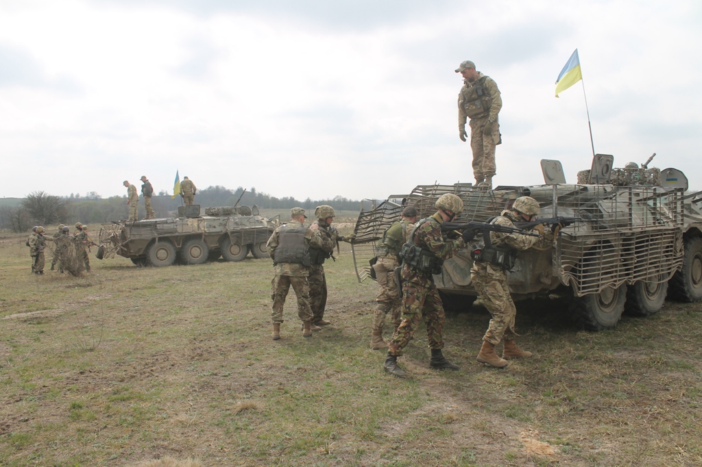 Лейтенанти ВДВ вдосконалюють вишкіл на полігоні Лейтенанти ВДВ вдосконалюють вишкіл на полігоні