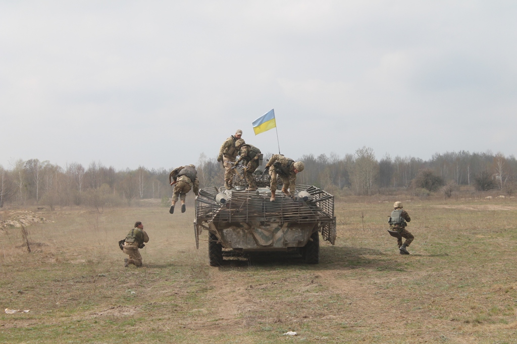 Лейтенанти ВДВ вдосконалюють вишкіл на полігоні Лейтенанти ВДВ вдосконалюють вишкіл на полігоні