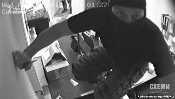 Боєць «Соколу» намагається вивести камери з ладу dqxikeidqxitkant