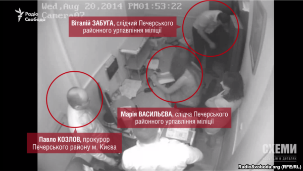 Екс-прокурор Павло Козлов та колишні слідчі в магазині