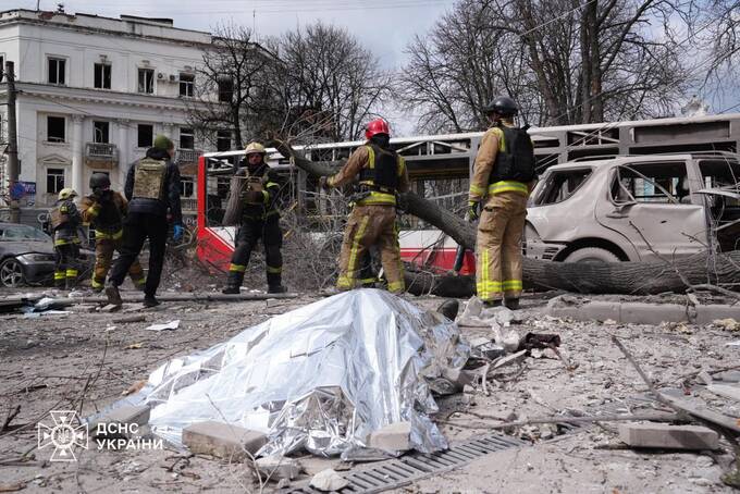 Зеленський оприлюднив нові кадри наслідків ракетного удару по Сумах: оголошено дні жалоби